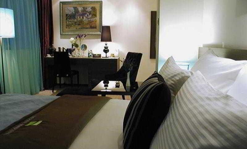 Hotel Nartel Pristina Esterno foto