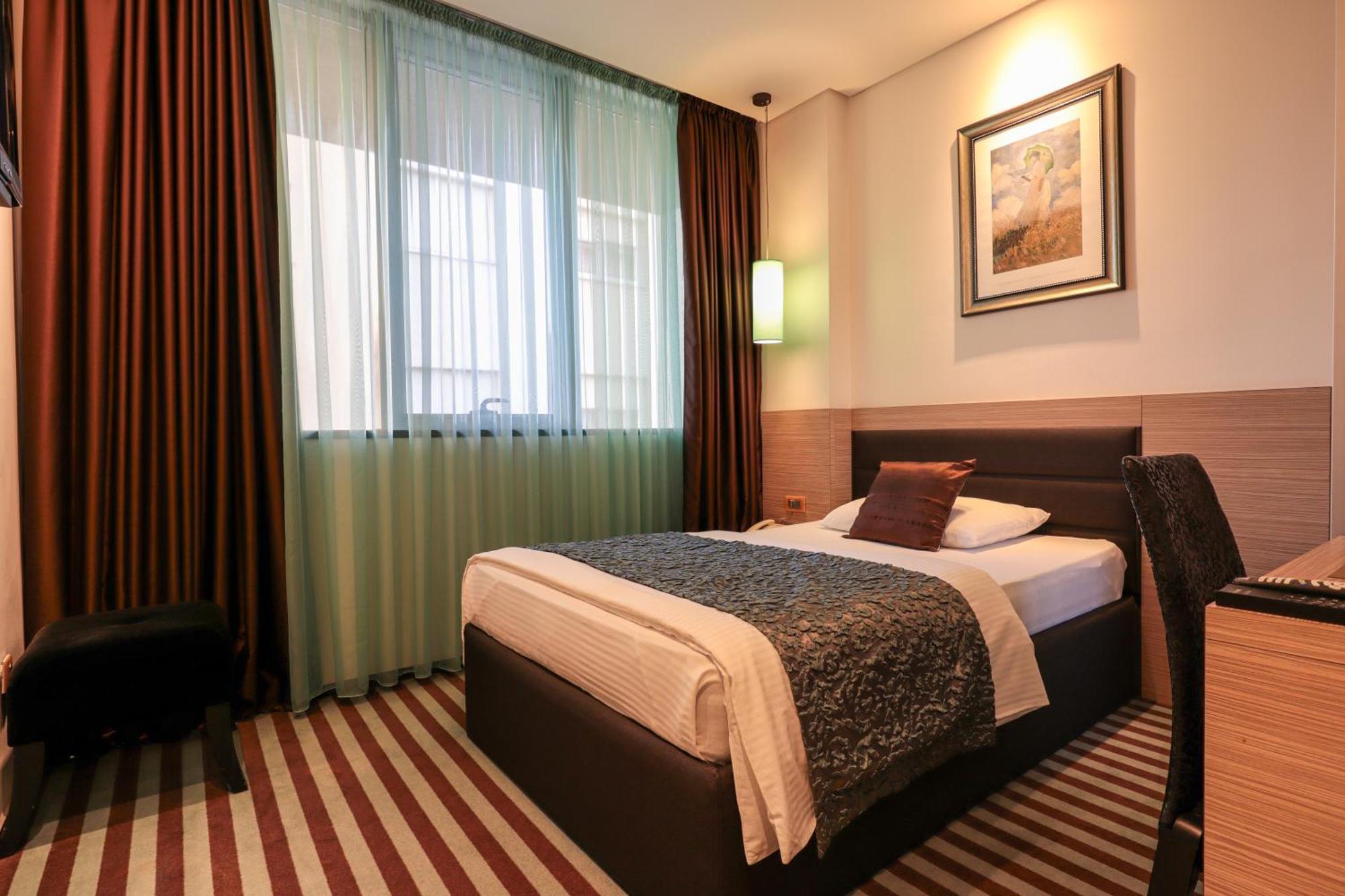 Hotel Nartel Pristina Esterno foto
