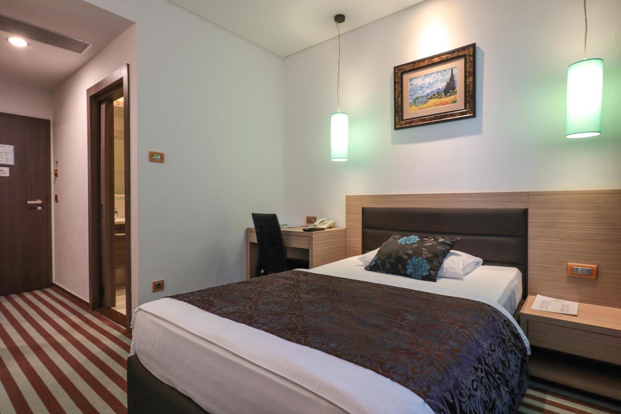 Hotel Nartel Pristina Esterno foto