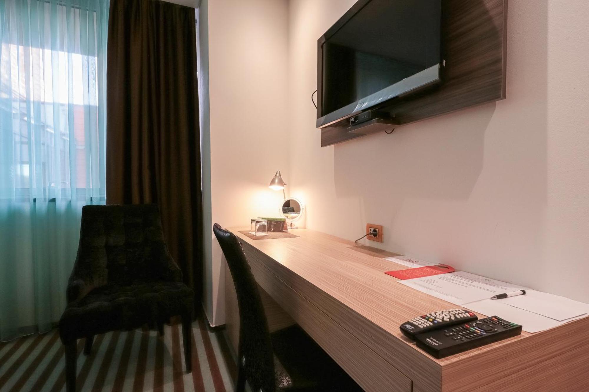 Hotel Nartel Pristina Esterno foto