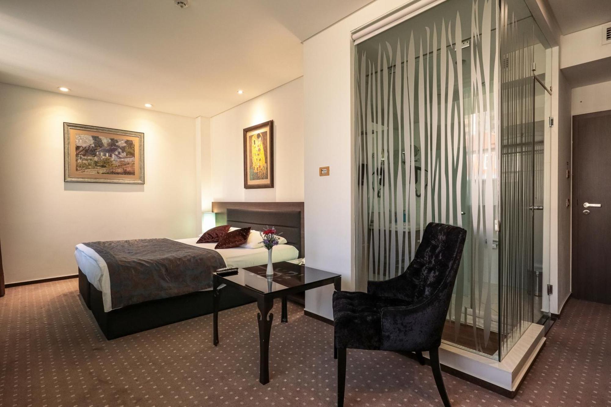 Hotel Nartel Pristina Esterno foto