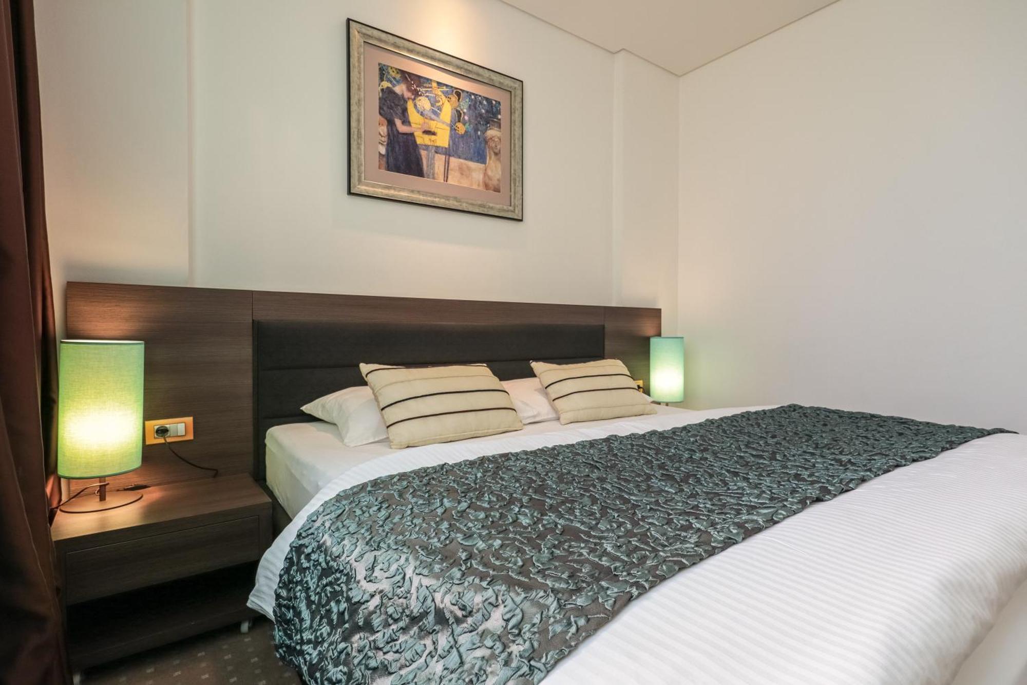 Hotel Nartel Pristina Esterno foto