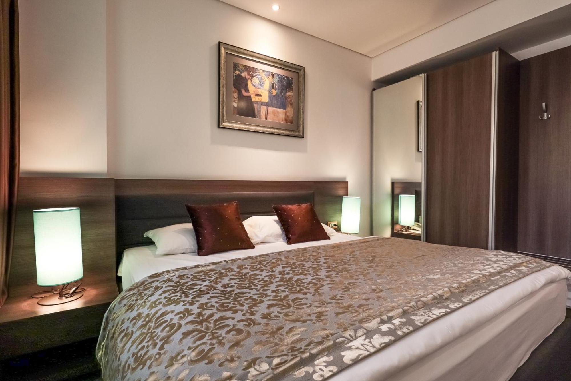 Hotel Nartel Pristina Esterno foto
