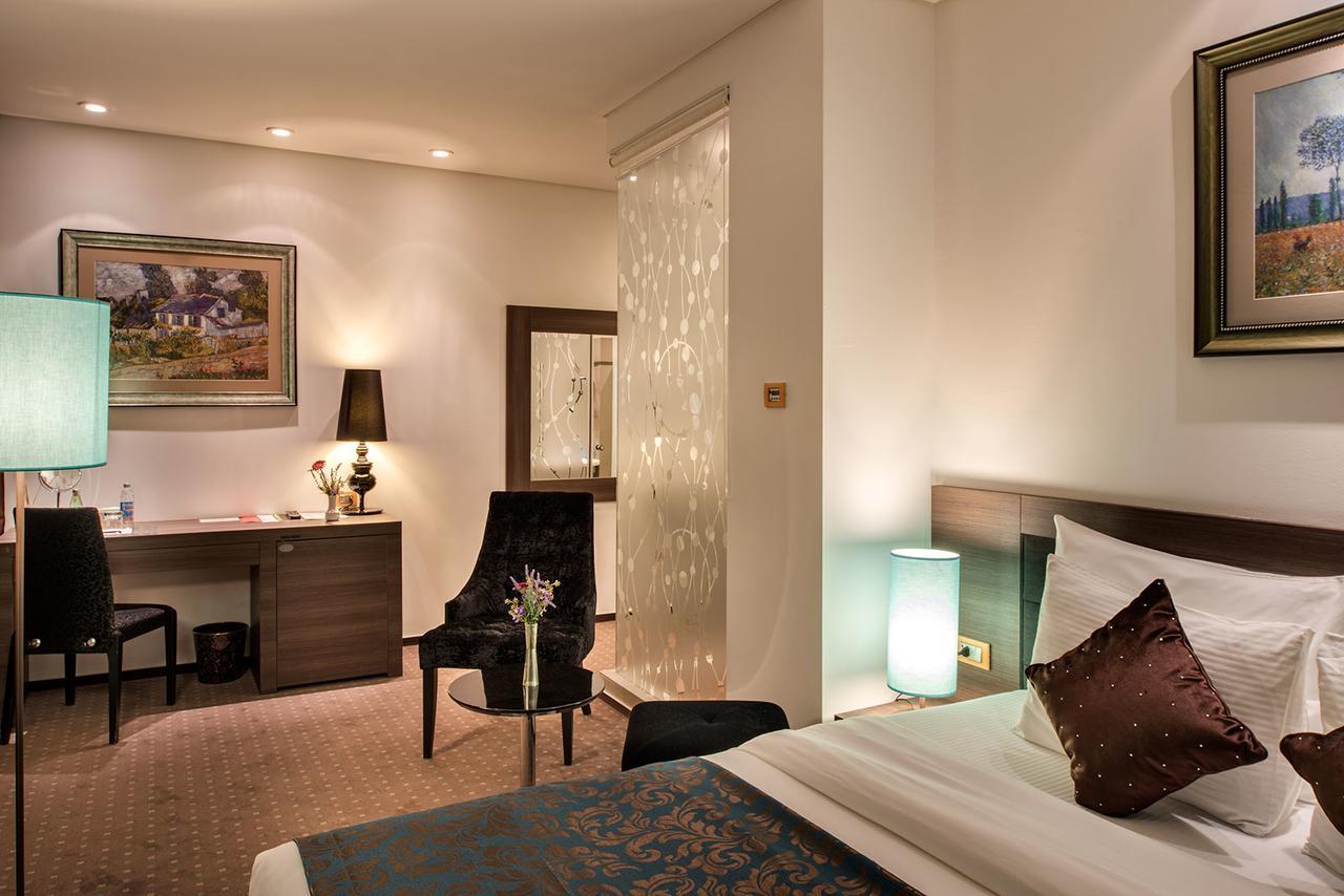 Hotel Nartel Pristina Esterno foto